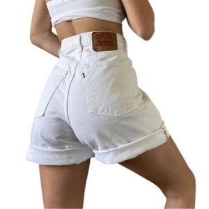 Vintage 90s Levi’s Women’s White High Waisted Mom Jean Style Shorts. Runs small.